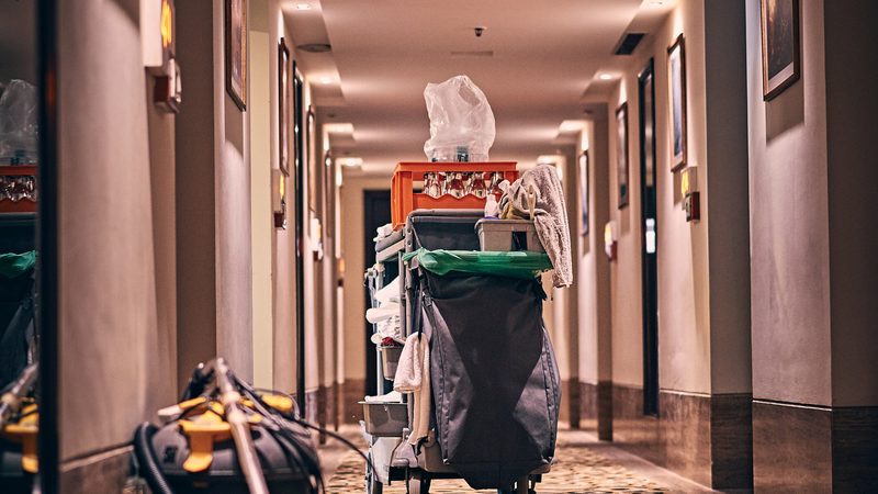 Hotelflur mit Reinigungswagen während der Zimmerreinigung