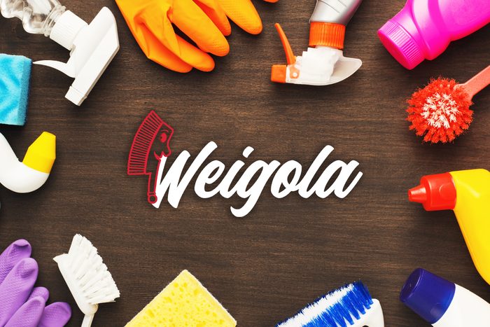 Reinigungs- und Hygieneartikel der Weigola Raumpflege auf dunklem Holz