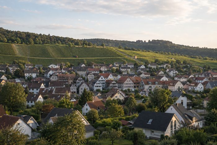 Blick über eine Ortschaft im Remstal mit Weinbergen