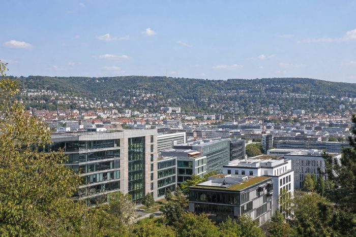 Blick über den Stuttgarter Talkessel mit Bürogebäuden